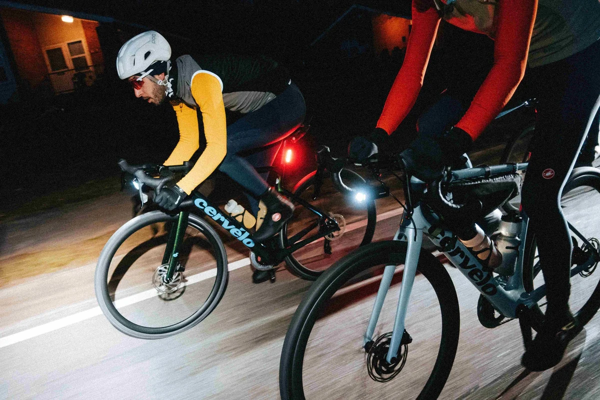 Rennradfahren bei Nacht