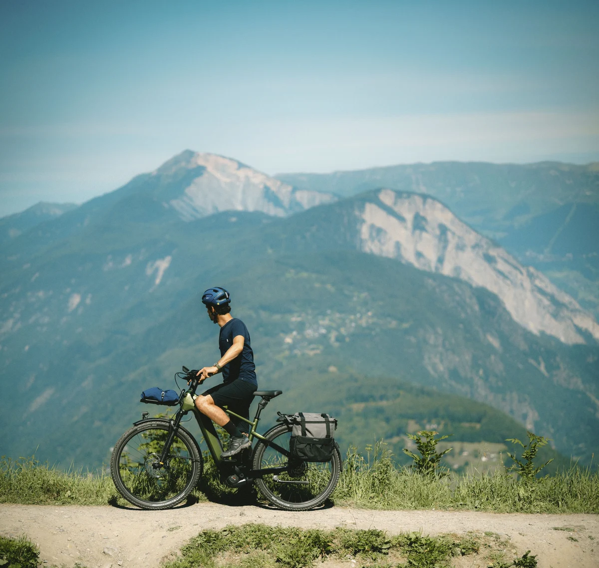 Zwei Radfahrer auf Mountainbikes hintereinander in Natur