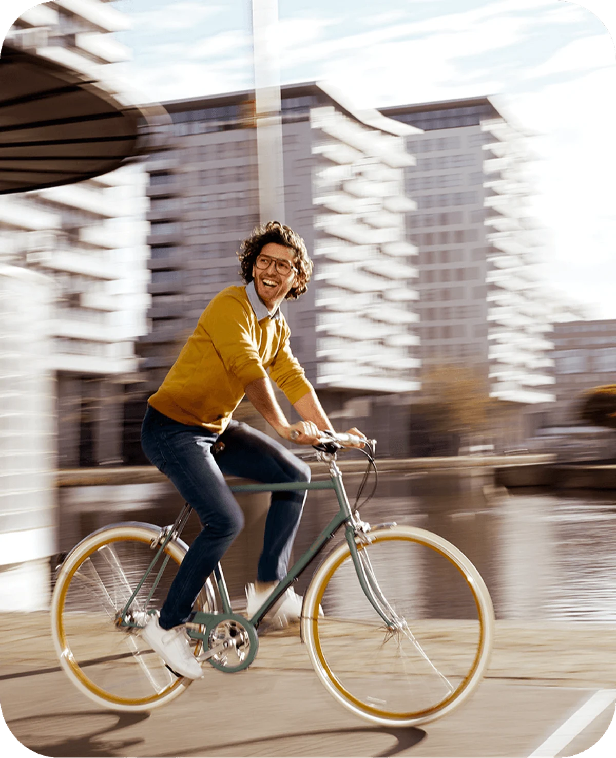 Frau mit Fahrrad bei Sommer im Park